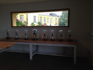 Salle de dégustation avec bouteilles sous verre à Saint Estèphe 