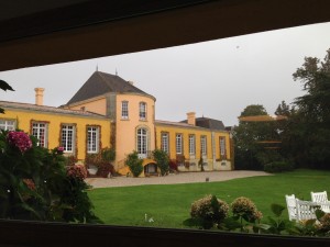 Belle vue sur le Château familial jaune éclatant