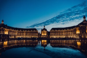 Chloé & Wines - City Tour - Miroir d'eau place de la Bourse de nuit