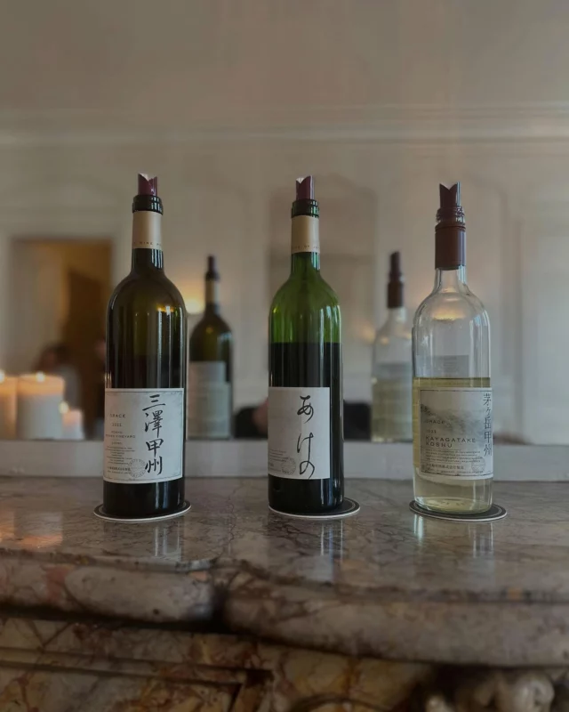 G R A C E 🍇 W I N E 🇯🇵 Made in Japan with love 
•
Beaucoup pense que le Japon produit du vin 🍷 depuis quelques années… Mais @gracewine_1923 est un parfait exemple et comme le nom de leur compte le précise, c’est en 1923 que la winery a vu le jour
•
C’est dans l’indication géographique de @gi_yamanashi  que cette propriété se situe. Elle produit, bien sûr du koshu, ce cépage endémique rose orangé qui fait des vins blancs subtils et aromatiquement séduisant ! Mais elle a aussi des cépages de « chez nous » : cabernet sauvignon, merlot ou encore cabernet franc.
•
On espère vous en dire plus avec @vertdevin_magazine : il faut que l’on creuse le sujet !!
•
Merci à @67pallmallbordeaux pour l’invitation et à Marine de @agencebeybo d’avoir pensé à moi pour cette master class qui touche mes papilles mais aussi mon coeur ♥️ ! 
•
•
•
#pallmall #67pallmall #67pallmallprivateclub #japon #yamanashi #wine #vin #yamanashiprefecture #yamanashiwine #winery #winemasterclass #winelover #winetasting #winewinewine #winelife #wineporn #winecountry #gracewine #gracewinery #valadeettransandine @valade.et.transandine #madeinjapan #japanesewine #vinjaponais #dégustation #sommelier #winejournalist 
•
L’abus d’alcool est dangereux pour la santé. A consommer avec modération.