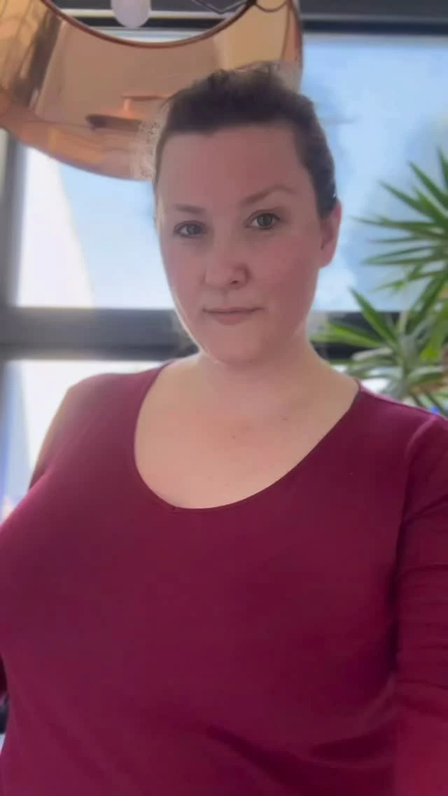 O U P S 
•
I did it again ! 💌
•
Bon surtout ne prenez garde à ma tenue et à mon no make up moment ! Je suis un peu fatiguée… Entre l’ouverture de mon restaurant @oba.bordeaux, l’écriture de @111_lieux sur le thème des vins de Bordeaux, les dossiers, l’administratif (bahhhhh), les cours, les tours… Bref j’ai l’impression d’être submergée et je vois des emails qui s’entassent, qui s’empilent, qui s’accumulent… et j’aimerais bien parfois que cette vidéo reflète la réalité mais que nenni ! 🍷 
•
Bref j’ai un peu trop de boulot ! Ps : je me plains oui, je suis française ! Gnac gnac 
•
•
•
#wine #winewinewine #wineoftheday #winepairing #winecountryliving #wineislife #womenwholovewine #vin #vindebordeaux #bordeauxwine #tasting #dégustation #humour #reelsforfun #winereels #chloeandwines #businesswomen #businessowner #otsukimibordeaux #fun #pourrire #videovin #winepro #winejournalist 
•
L’abus d’alcool est dangereux pour la santé. A consommer avec modération.