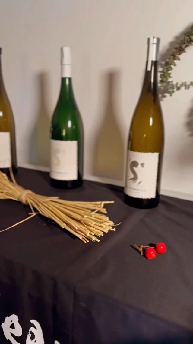 S A K E de B O R D E A U X 🍶 
•
Tellement heureuse et honorée d’avoir assisté à l’inauguration de @sakedebordeaux et d’avoir dit le premier Kampai ! 
•
Cette maison de saké est située à Mios. Oda-san a créé son rêve et nous étions nombreux à venir le soutenir hier sur le Bassin. L’émotion était à son comble 🌸
•
3 sakés sont produits : un savoir-faire japonais mais une  philosophie bordelaise avec l’utilisation de l’assemblage. @dubourdieujeanjacques et @marimarimo125 étaient présents comme flying consultants. 
•
J’ai été épatée par les 3 sakés : un pétillant, Prestige et Héritage. Bluffée ! J’ai bien sûr un préféré mais je vous laisse découvrir, déguster et apprécier. Quelques chanceux ont pu goûter le pétillant chez @oba.bordeaux le soir même ! 
•
Bravo encore à Oda-san : longue vie à Saké de Bordeaux. La démonstration de calligraphie de @maayawakasugi a rendu le moment encore plus exceptionnel. 
•
•
•
#chloeandwines #bordeaux #sake #sakepairing #sakelover #saké #sakekampai #saketime #saketasting #sakelovers #sakegram #sakesamurai #sakedebordeaux #oba #otsukimi #otsukimibordeaux #frenchsake #sakefrancais #nihonshu #awasake #sakemaster #sakestagram #sakehouse #kura #sakebrewery 
•
L’abus d’alcool est dangereux pour la santé. A consommer avec modération.