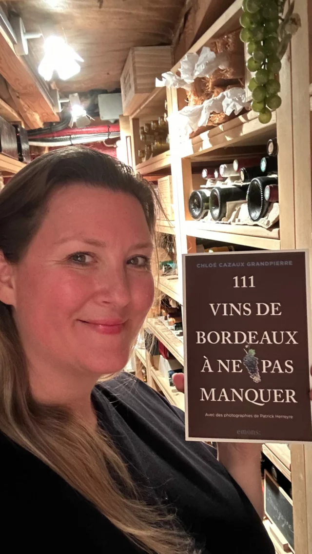 111 VINS de BORDEAUX 🍷 
•
Baby is born !! 
•
Ca y est, après presque 1 an et demi de travail, ce magnifique guide sur les vins de Bordeaux est en librairie ! Merci à tous les lieux qui l’ont en stockkkk pour inonder la France 🇫🇷 de 🍷 de Bordeaux ! 
•
C’est THE livre pour tous les amoureux du vin : histoire, terroir, méthodes de vinification, accords, philosophie, labels… tout est dans ce livre pour découvrir ou redécouvrir 111 pépites ! 
•
Bordeaux c’est 4200 propriétés : il faut bien démarrer. Ce guide est là pour vous aider. Buvez un canon, c’est sauver un vigneron 🍇 ! 
•
•
•
#chloeandwines #111vinsdebordeaux #guidevin #livre #bordeaux 
•
L’abus d’alcool est dangereux pour la santé. A consommer avec modération.