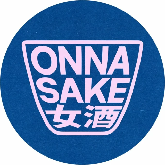 Onna Saké 🍶 

C’est l’histoire de femmes - onna en japonais - autour du saké qui se rencontrent et qui échangent. 

Lors de la formation de Certified Saké Sommelier, plusieurs femmes m’ont dit que cela serait bien de créer un groupe pour déguster sur Bordeaux. Petit à petit, l’idée a fait son chemin. Merci @the_traveling_barista @dontpanic_itsjustwine @charlottetissoire @valerie.fauchon d’avoir soumis cette idée 💡 

Alors presque aussitôt dit, aussitôt fait ! Onna Saké regroupe aujourd’hui 30 femmes en France et pays limitrophes francophones comme la Suisse 🇨🇭 et le Luxembourg. 🇱🇺 30 femmes qui travaillent au quotidien avec le saké 🍶 et les alcools japonais : sommelières, importatrices, formatrices, agentes co, cavistes… 

Parce que oui, le monde du saké reste très masculin. Mais parce que les femmes sont là et qu’elles aussi travaillent avec passion ❤️‍🔥 pour mettre en valeur les boissons nippones.

Si vous êtes une femme dans le monde du saké : rejoignez-nous ! J’ai souhaité créer un espace de bienveillance pour échanger des actualités, partager des infos sur les produits, et surtout poser des questions, réseauter et se soutenir ! 

A l’occasion de la semaine du goût qui a lieu du 12 au 18 octobre prochain, Onna Saké lance donc son premier Festival Onna Saké 🍶 ! Partout en France, des Onna vont vous proposer des événements : pour les pros, les particuliers, des dégustations, conférences, diners… 

Retenez le nom ! Repérez le logo ! #womeninsake 
Merci @lucad_oro pour le graphisme ♥️ 

#sakejaponais #onnasake #festival #nihonshu